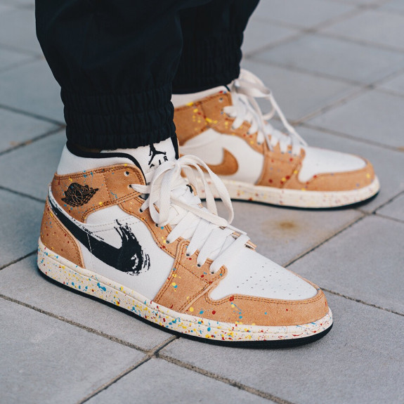 Кроссовки Jordan 1 Mid SE Brushstroke DA8005-100 - фото №5 Кроссовки Jordan 1 Mid SE Brushstroke DA8005-100 - фото №5